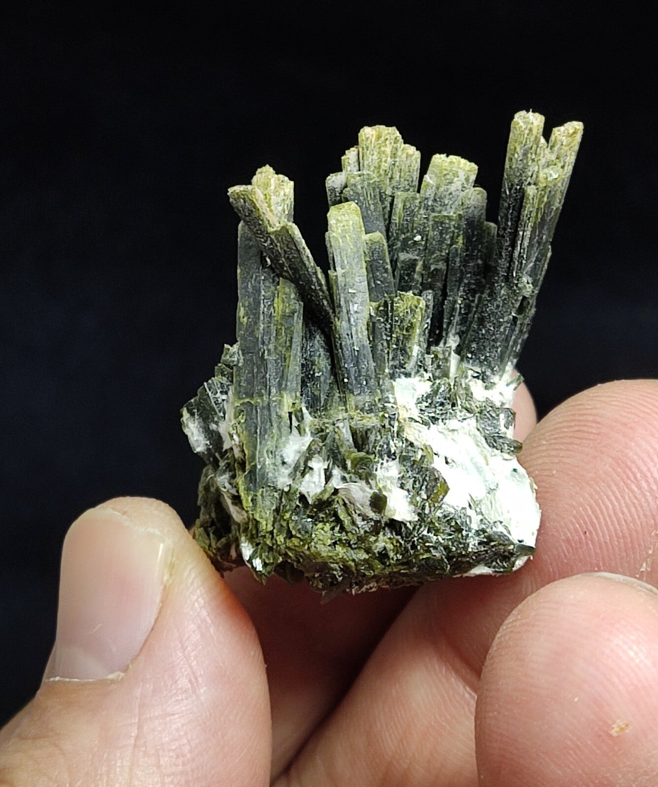 A very Aesthetic Natural beautifully terminated epidote cluster 15 grams