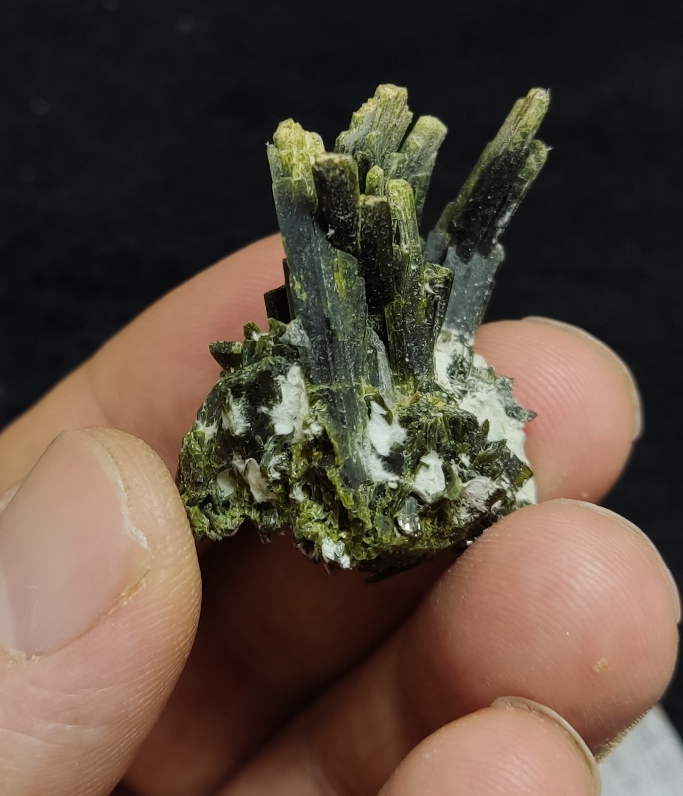 A very Aesthetic Natural beautifully terminated epidote cluster 15 grams