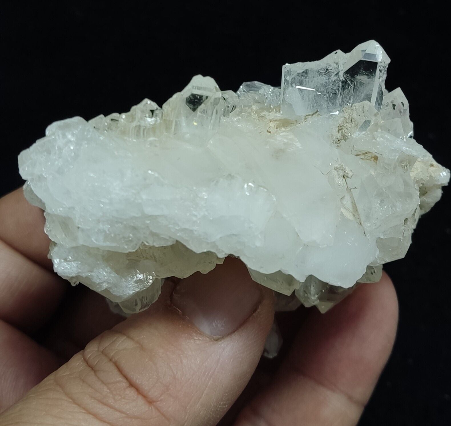 An amazing specimen of Quartz crystals specimen 148 grams