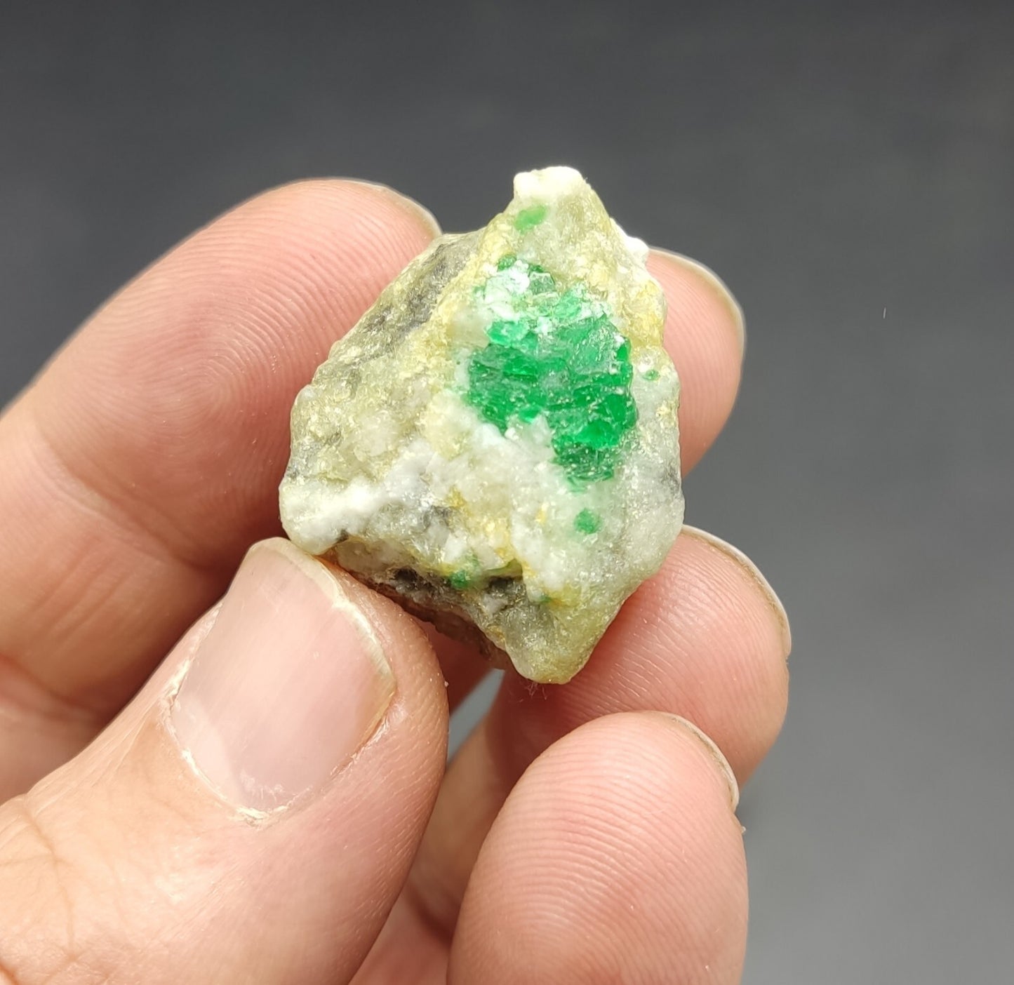 An Aesthetic miniature specimen of emerald in matrix 16 grams