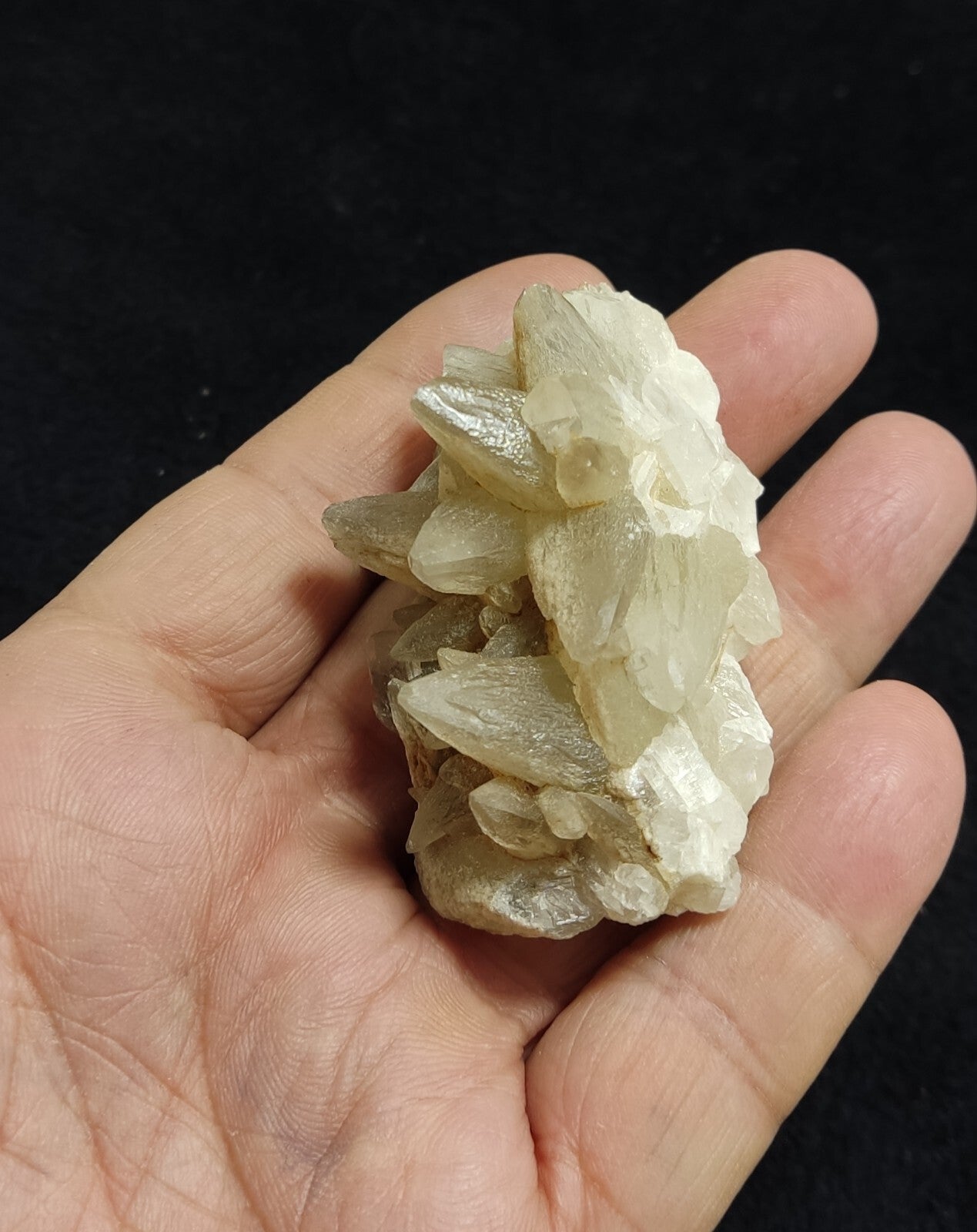 An amazing specimen of calcite 88 grams