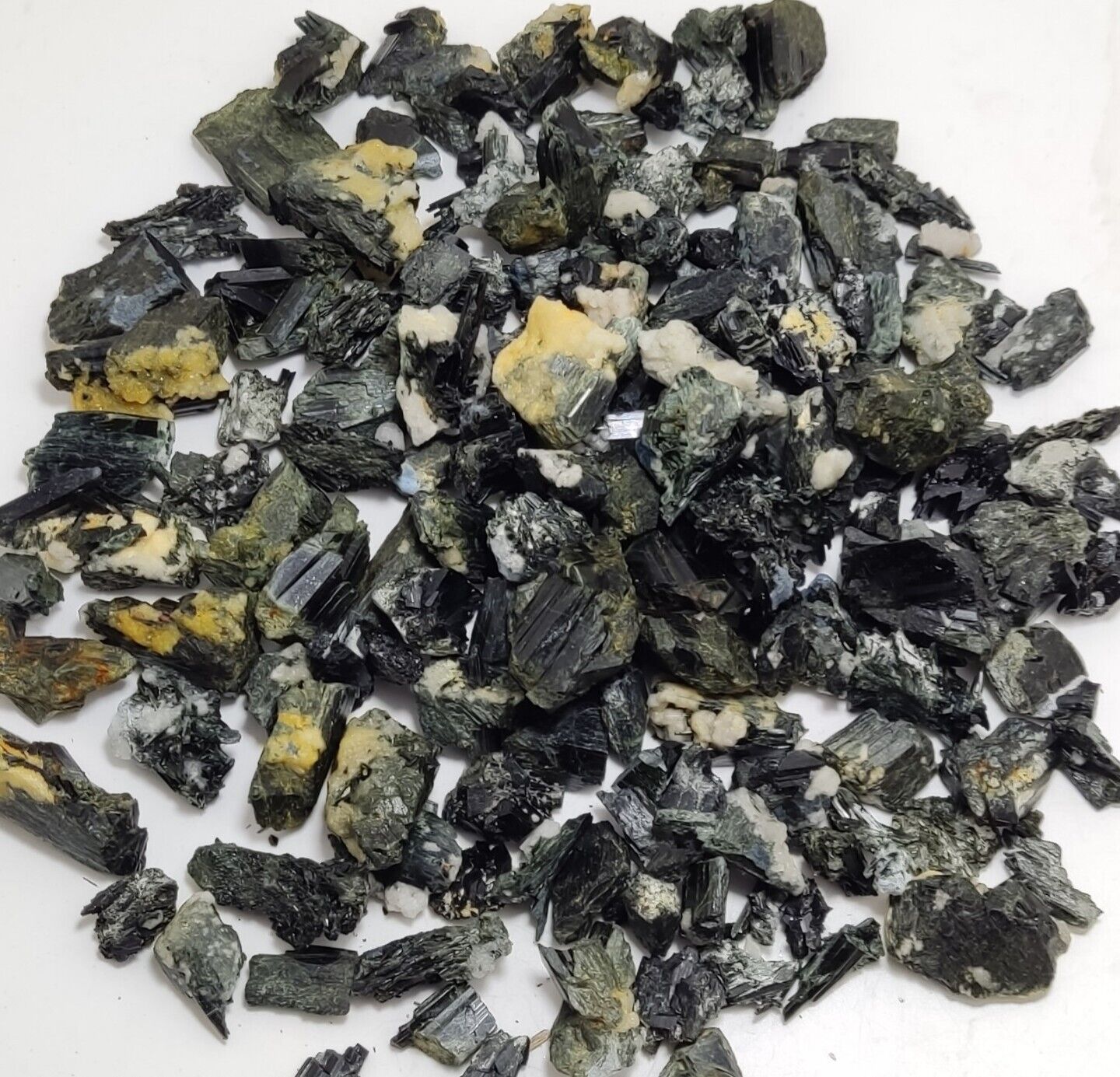 700 grams Natural aegirine crystals