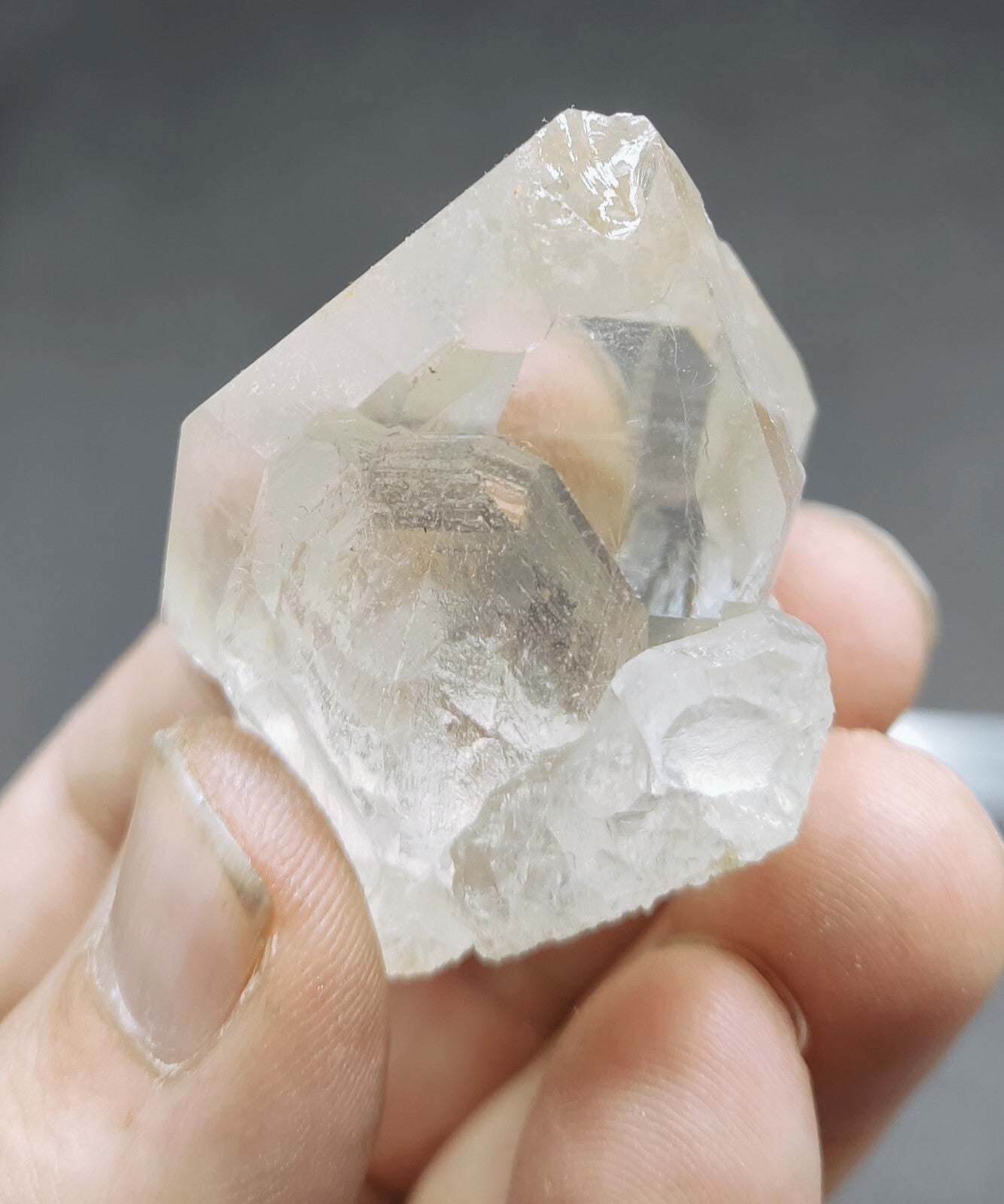 An Aesthetic terminated specimen of Quartz crystal 77 grams