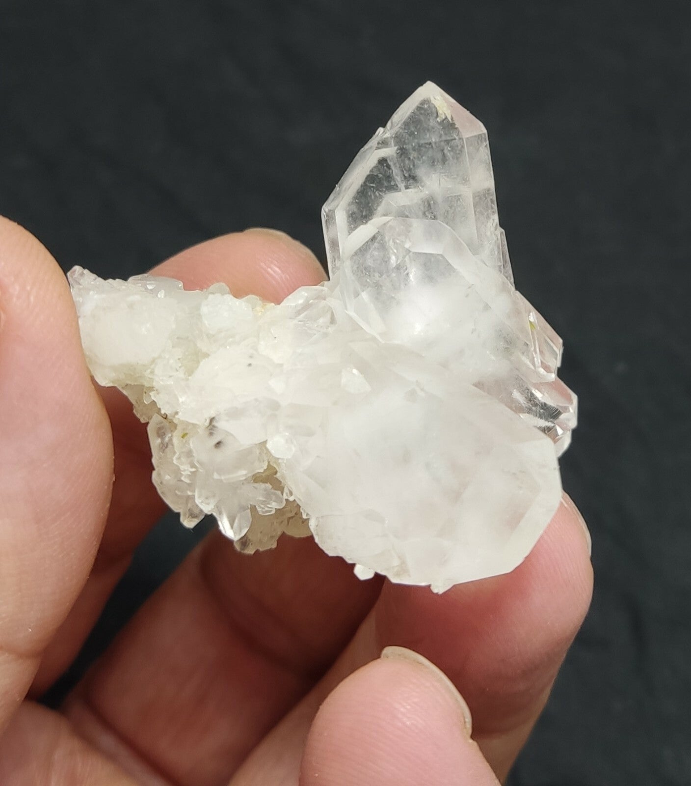 An amazing specimen of terminated Quartz crystal 28 grams
