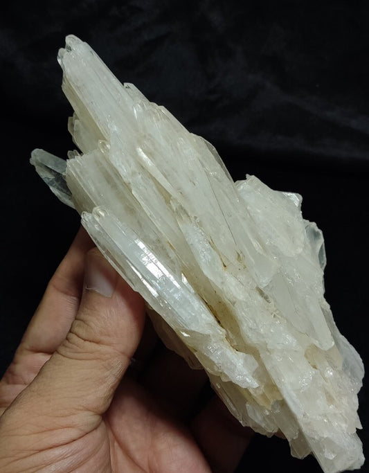 Very Aesthetic Faden Like Quartz Crystal Cluster 409 grams