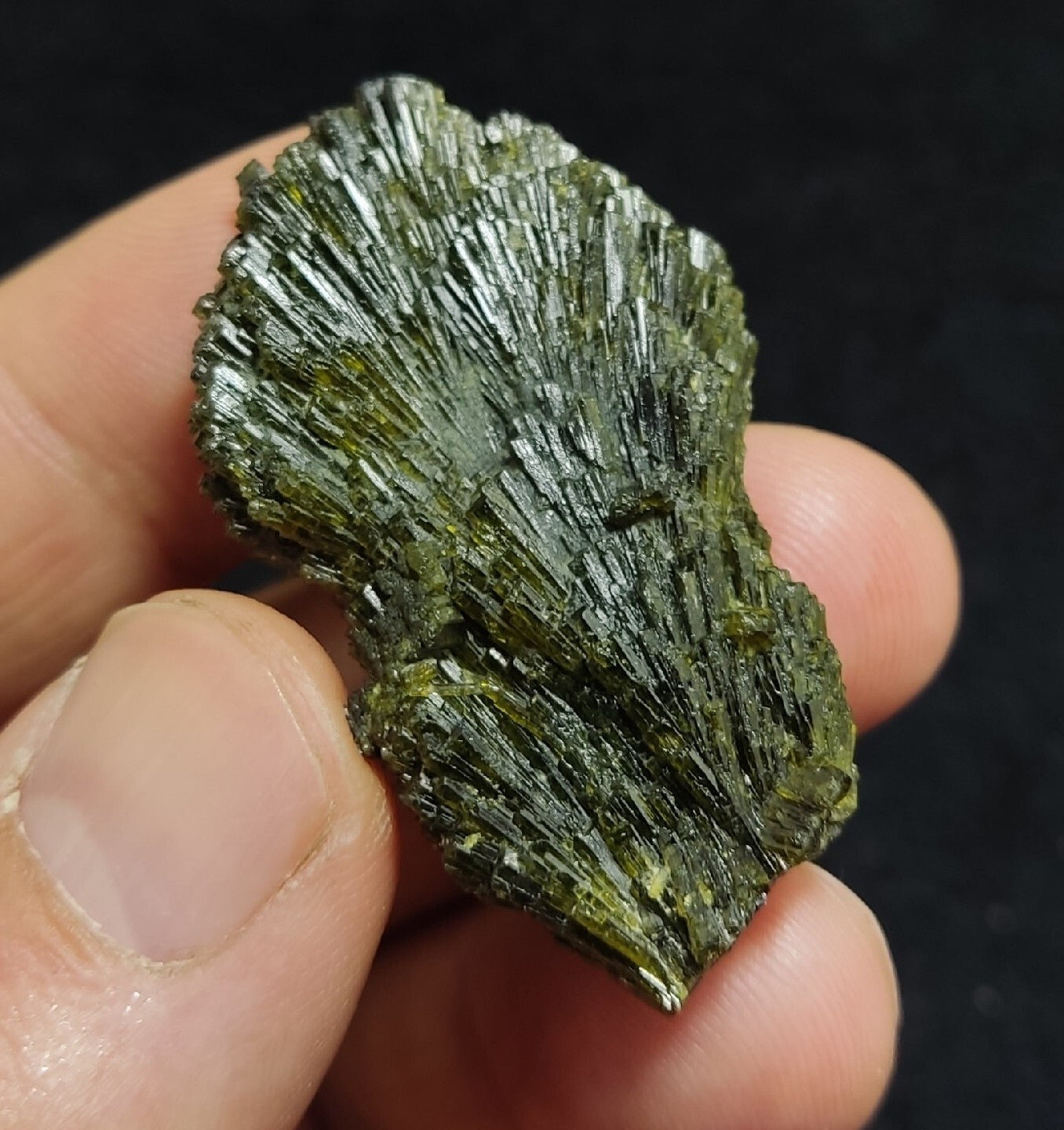 Single natural Epidote Crystal spray formations 21 grams