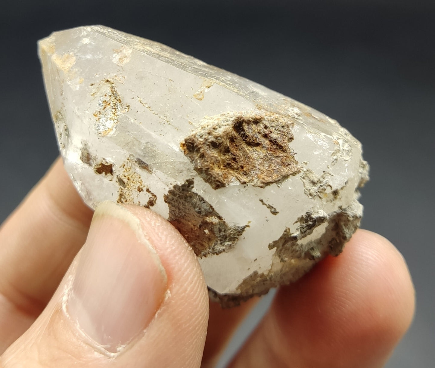 An Aesthetic specimen of rutiles included quartz crystal 42 grams