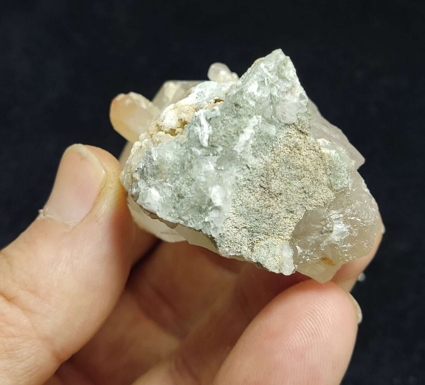 140 grams natural quartz crystal with amphibole inclusions