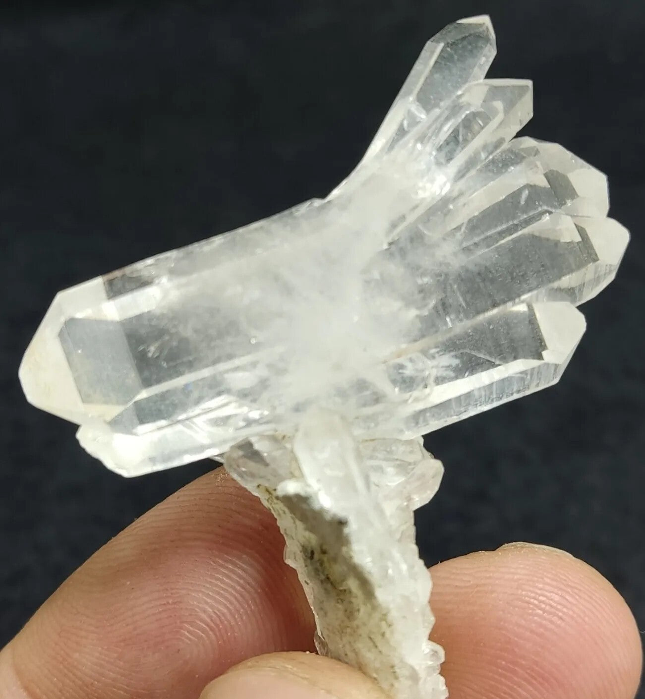 An Aesthetic terminated clear quartz cluster  17 grams