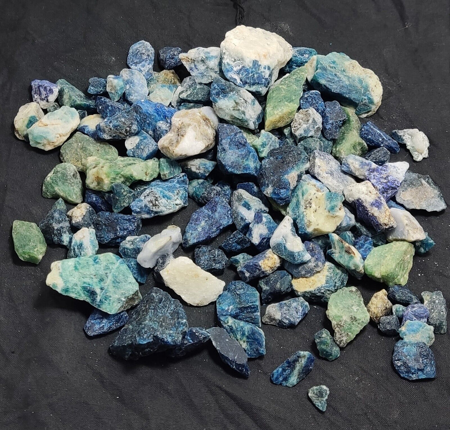 700 grams fluorescent lazurite