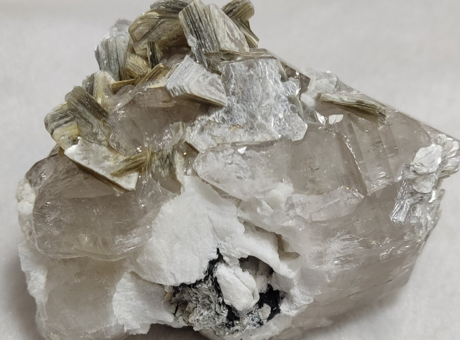 An amazing specimen of quartz with muscovite and albite 260 grams