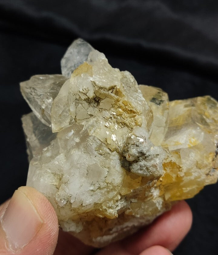 Natural terminated Quartz Crystal Specimen 253 grams
