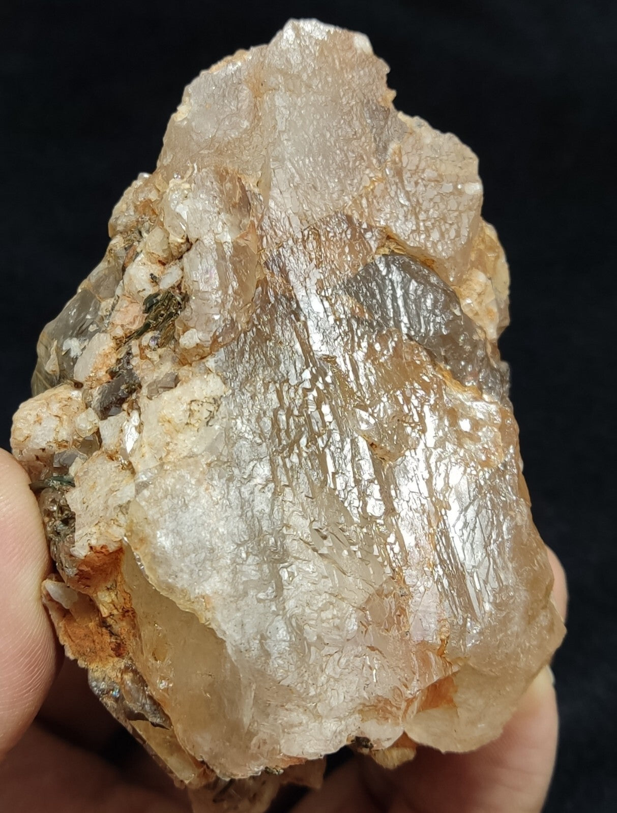 An Aesthetic terminated Quartz floater with aegirine 381 grams