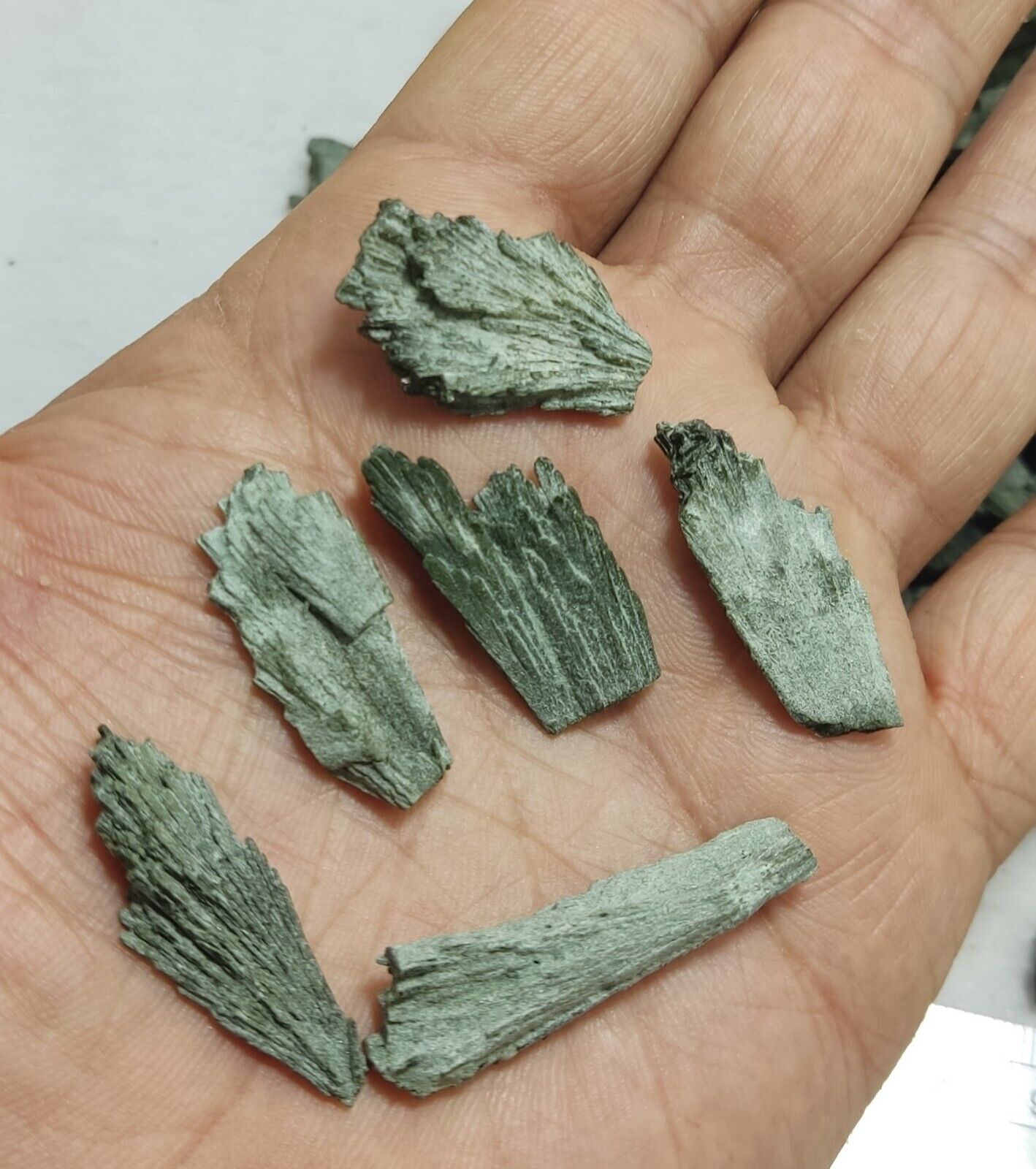 440 grams Natural epidote crystals
