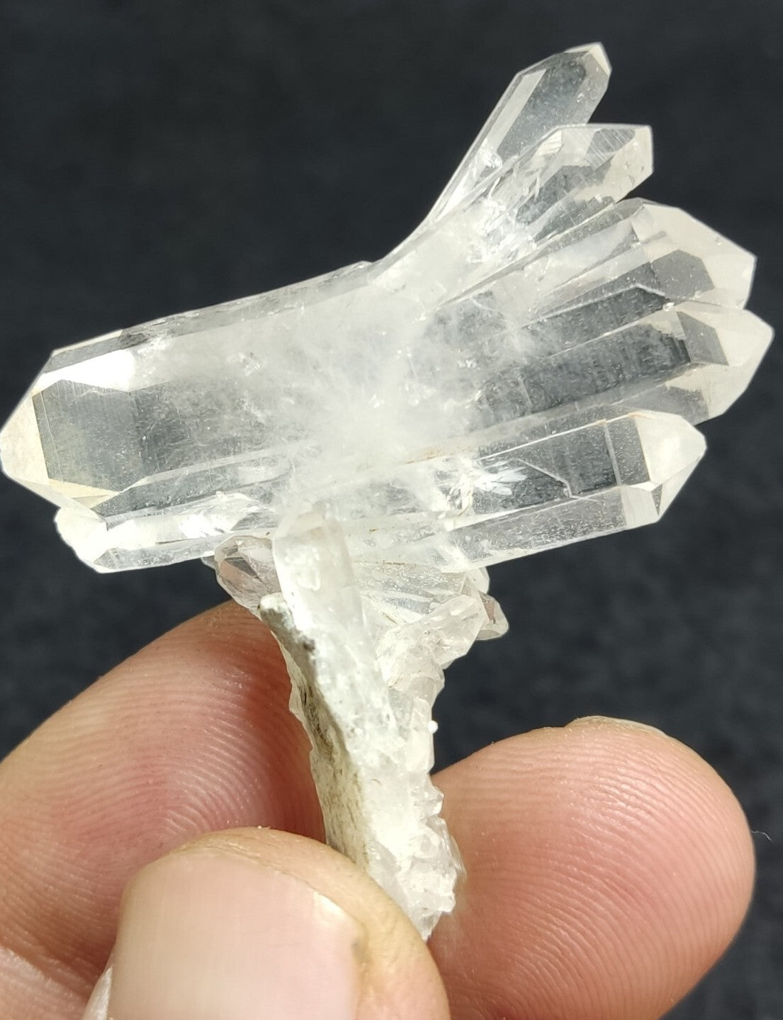 An Aesthetic terminated clear quartz cluster  17 grams