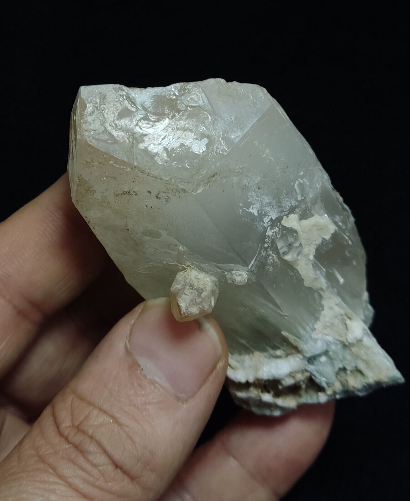 140 grams natural quartz crystal with amphibole inclusions