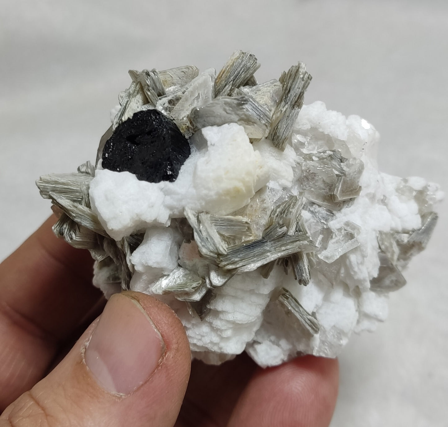 An amazing specimen of quartz with muscovite and albite 134 grams