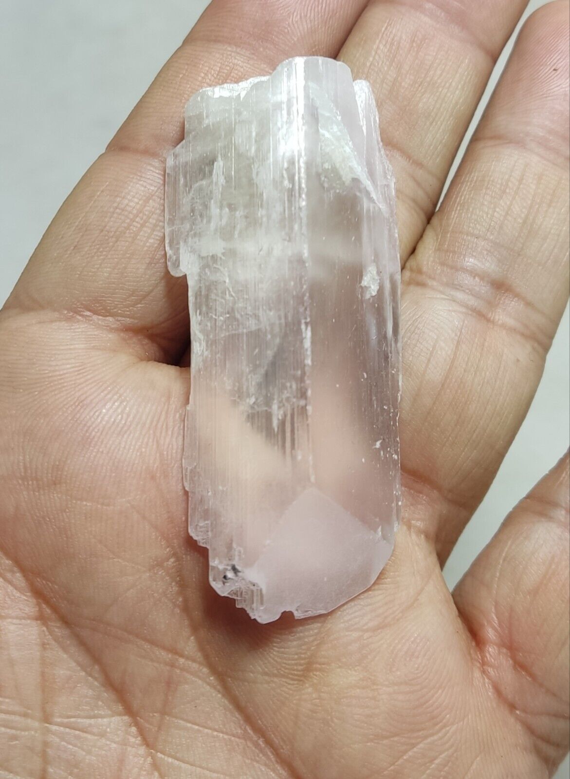A very Aesthetic Natural spodumene kunzite triphane crystal 39 grams