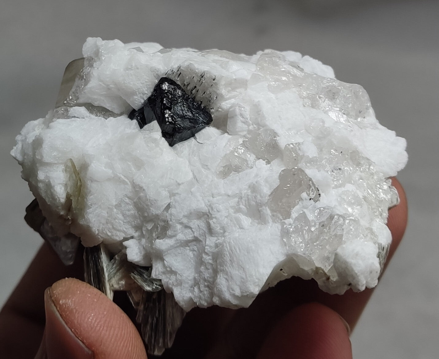 An amazing specimen of quartz with muscovite and albite 134 grams