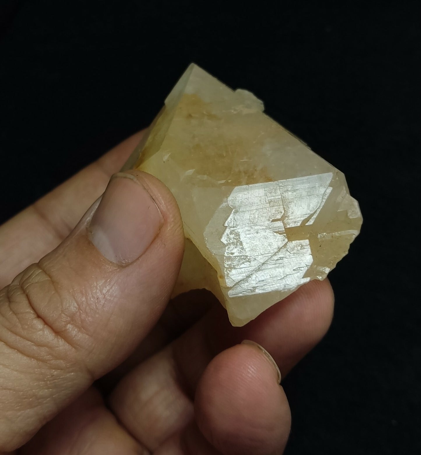 A very Aesthetic Natural beautifully terminated Quartz crystal 102 grams