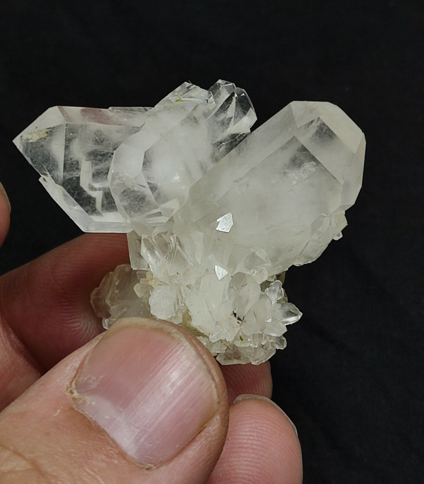 An amazing specimen of terminated Quartz crystal 28 grams