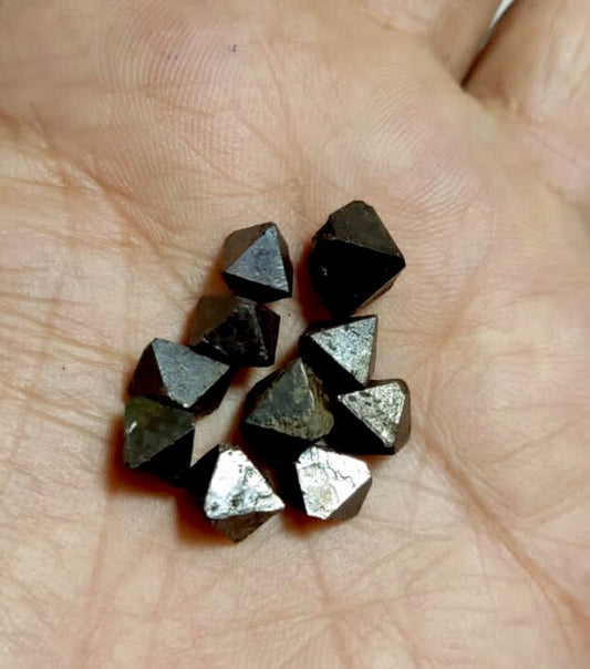 10 Pieces Of Octahedron Magnetite Crystals.