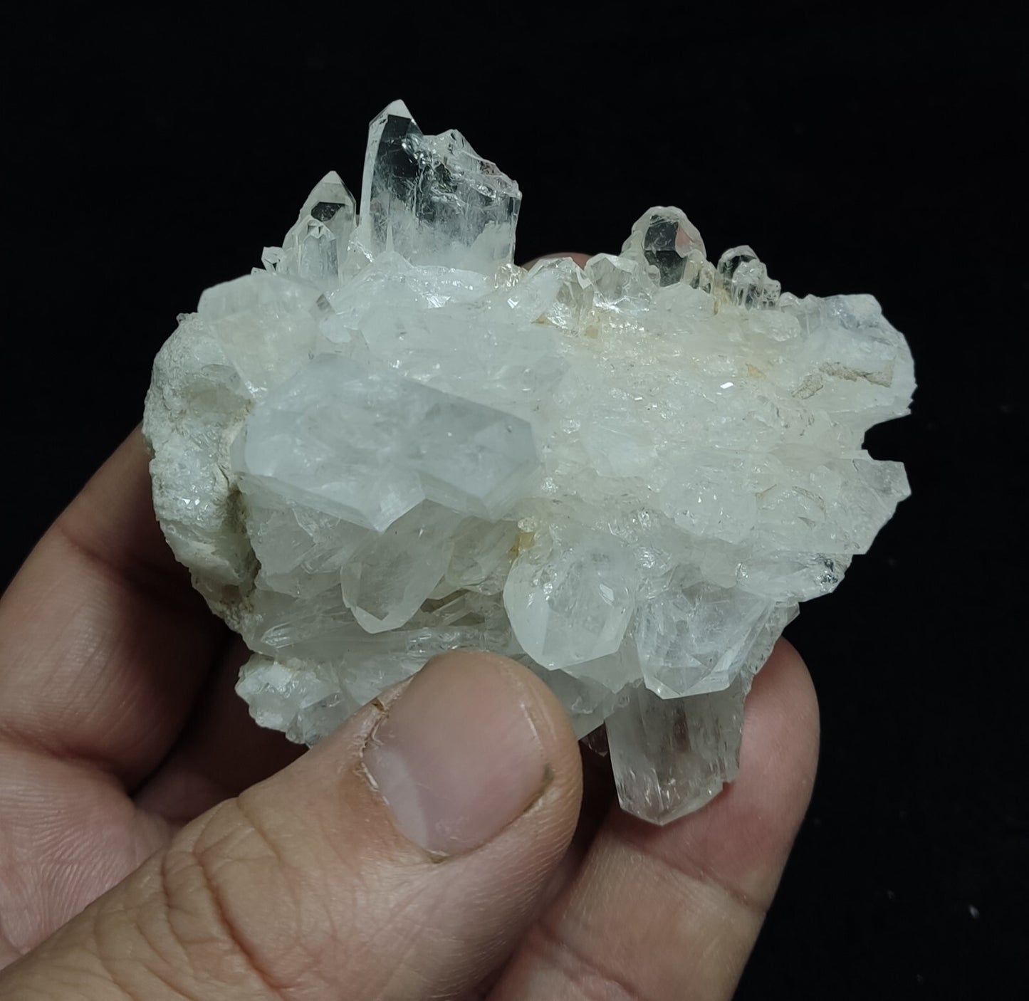 An amazing specimen of Quartz crystals specimen 148 grams