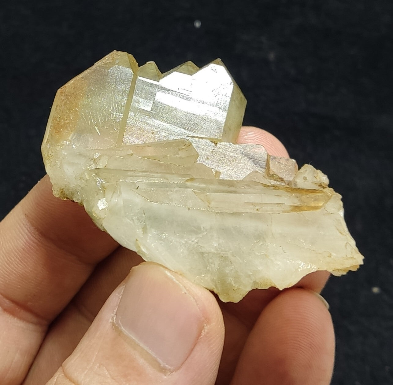 An Aesthetic Natural terminated quartz with Chlorite inclusions 40 grams