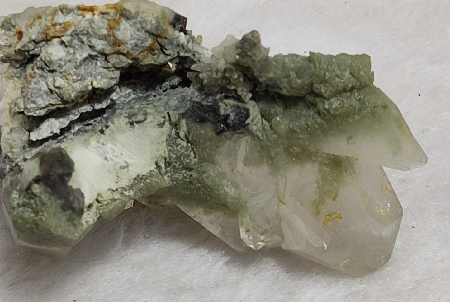 A very Aesthetic Natural terminated Chlorite-brookite Quartz 27 grams