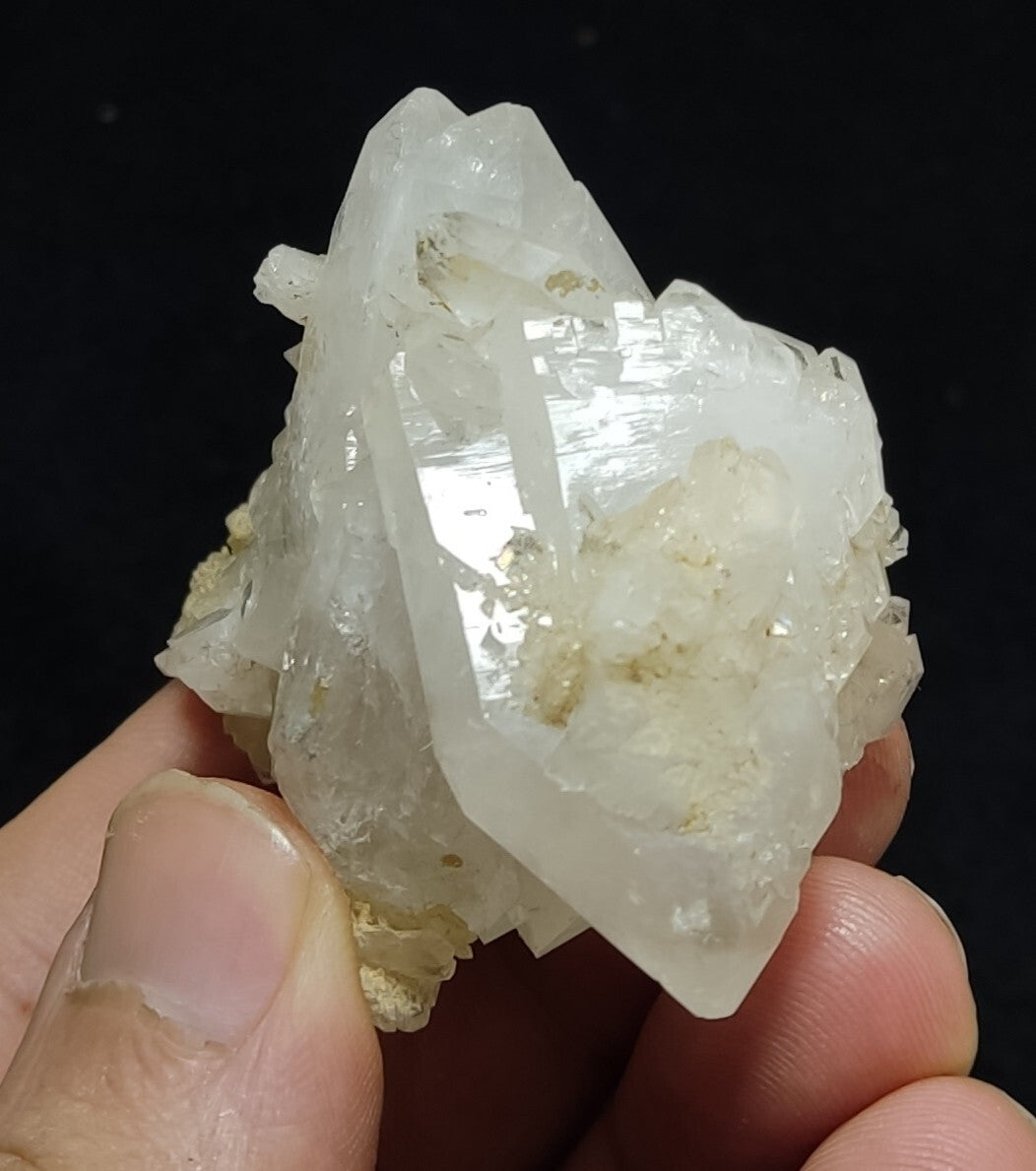 An amazing specimen of quartz cluster 84 grams