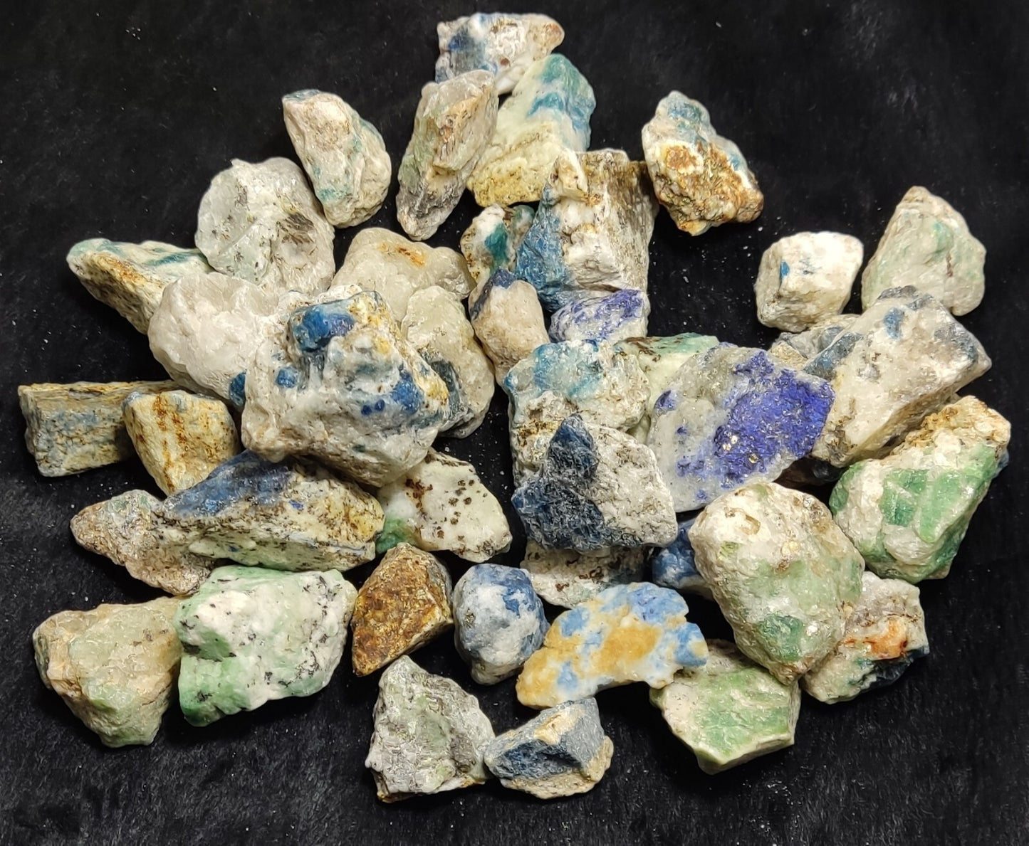 1000 grams Fluorescent rough lazurite/hayune/sodalite