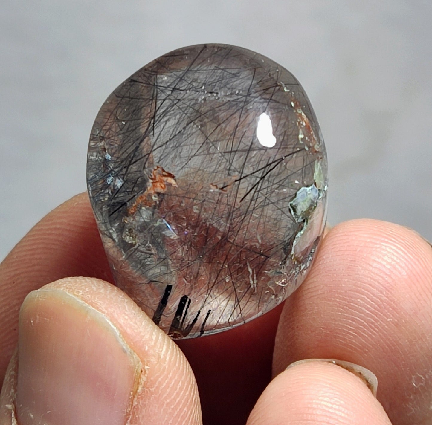 Single piece Rutiles/riebeckite/aegirine included quartz tumble 94 carats