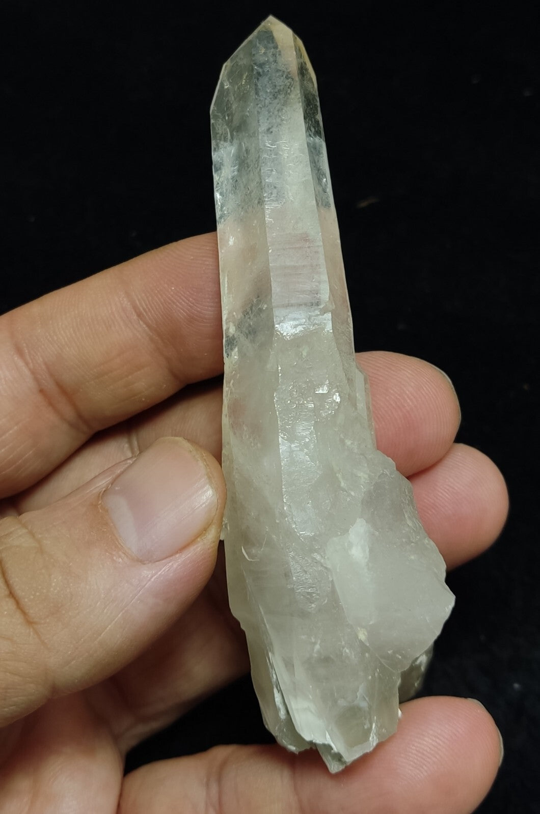 An Aesthetic specimen of quartz crystal specimen 76 grams