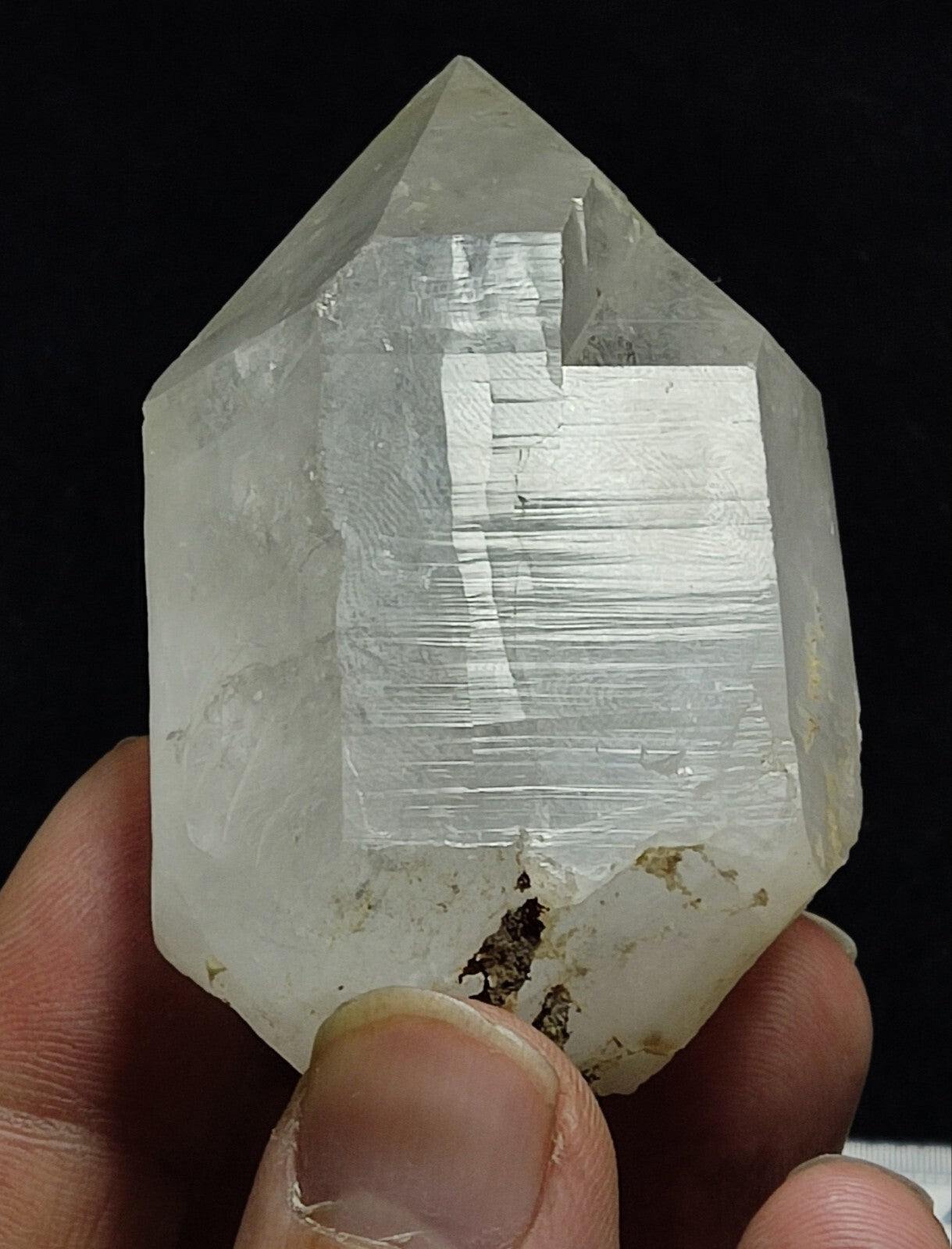 An Aesthetic specimen of quartz crystal specimen 162 grams