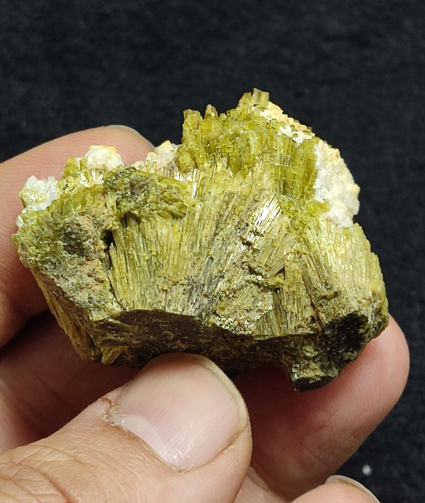 A very Aesthetic Natural beautifully terminated epidote specimen 61 grams