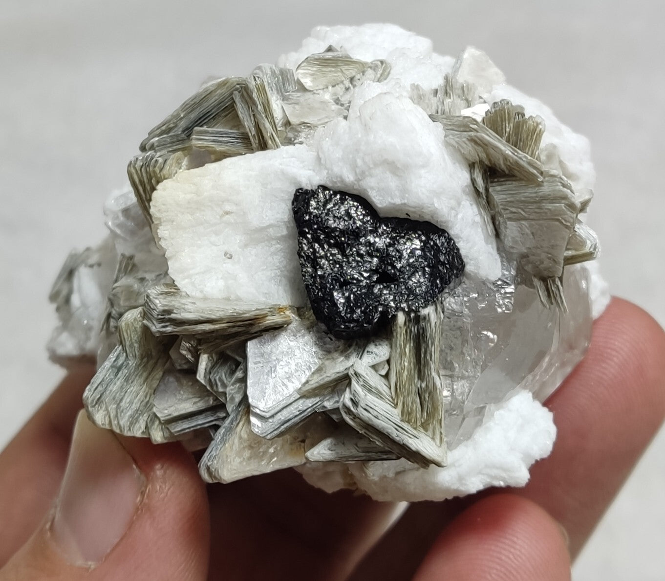 An amazing specimen of quartz with muscovite and albite 134 grams