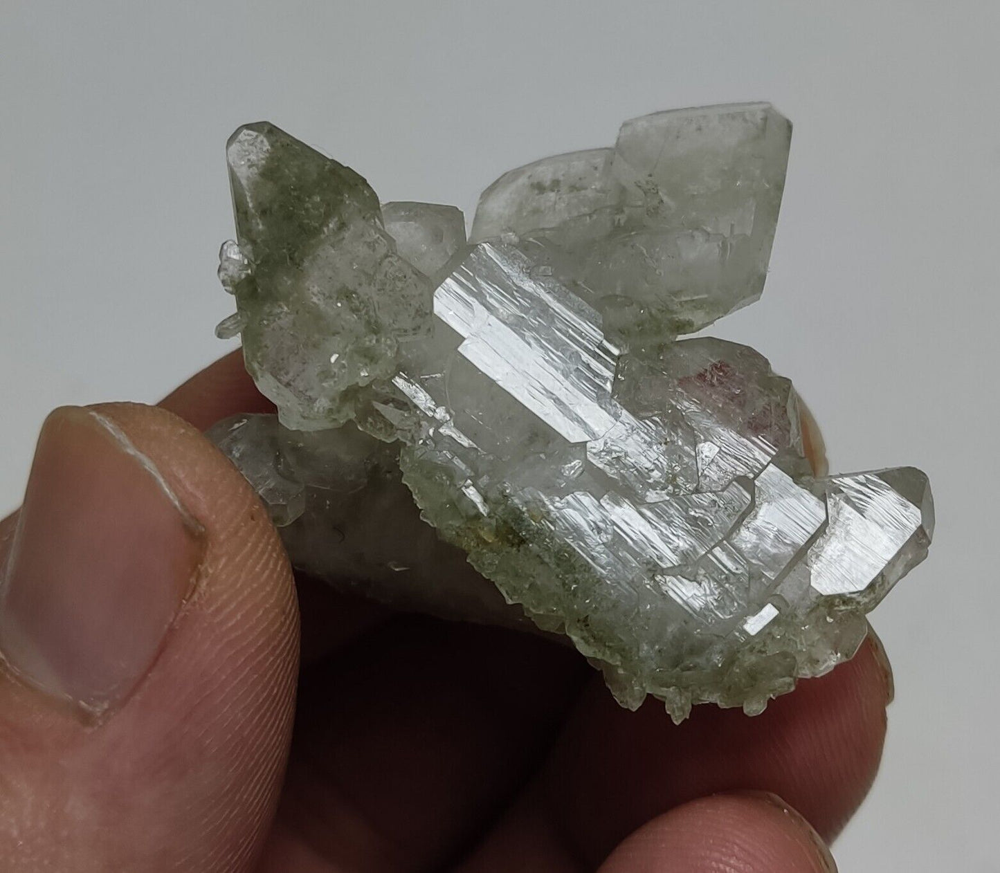 A very Aesthetic Natural terminated faden-chlorite Quartz specimen 15 grams