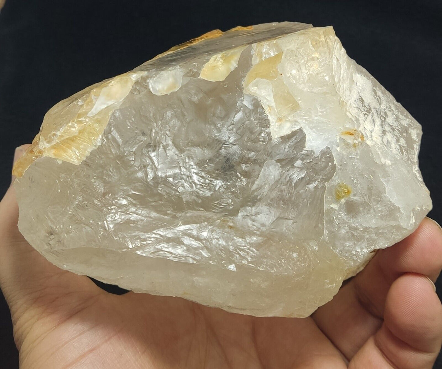 An Aesthetic large specimen of naturally terminated quartz crystal 1530 grams