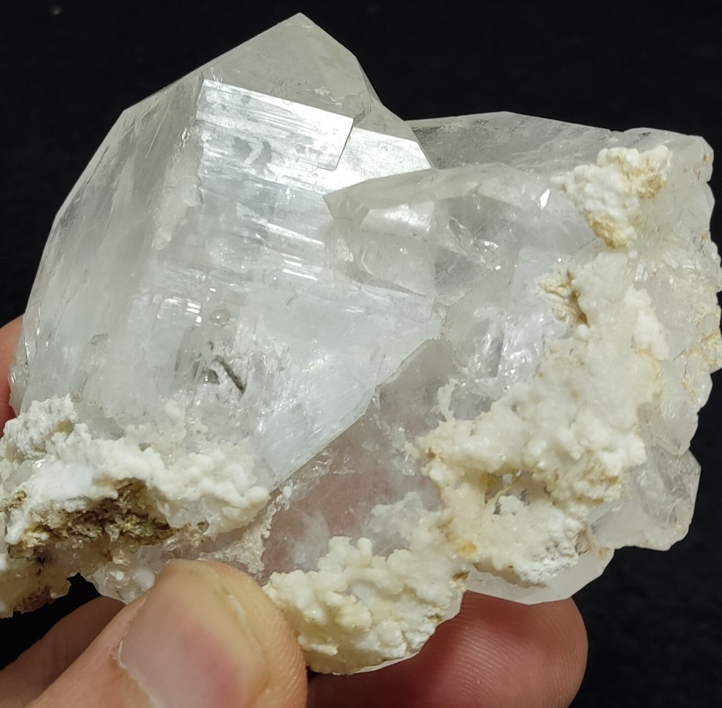 An amazing specimen of quartz cluster 201 grams
