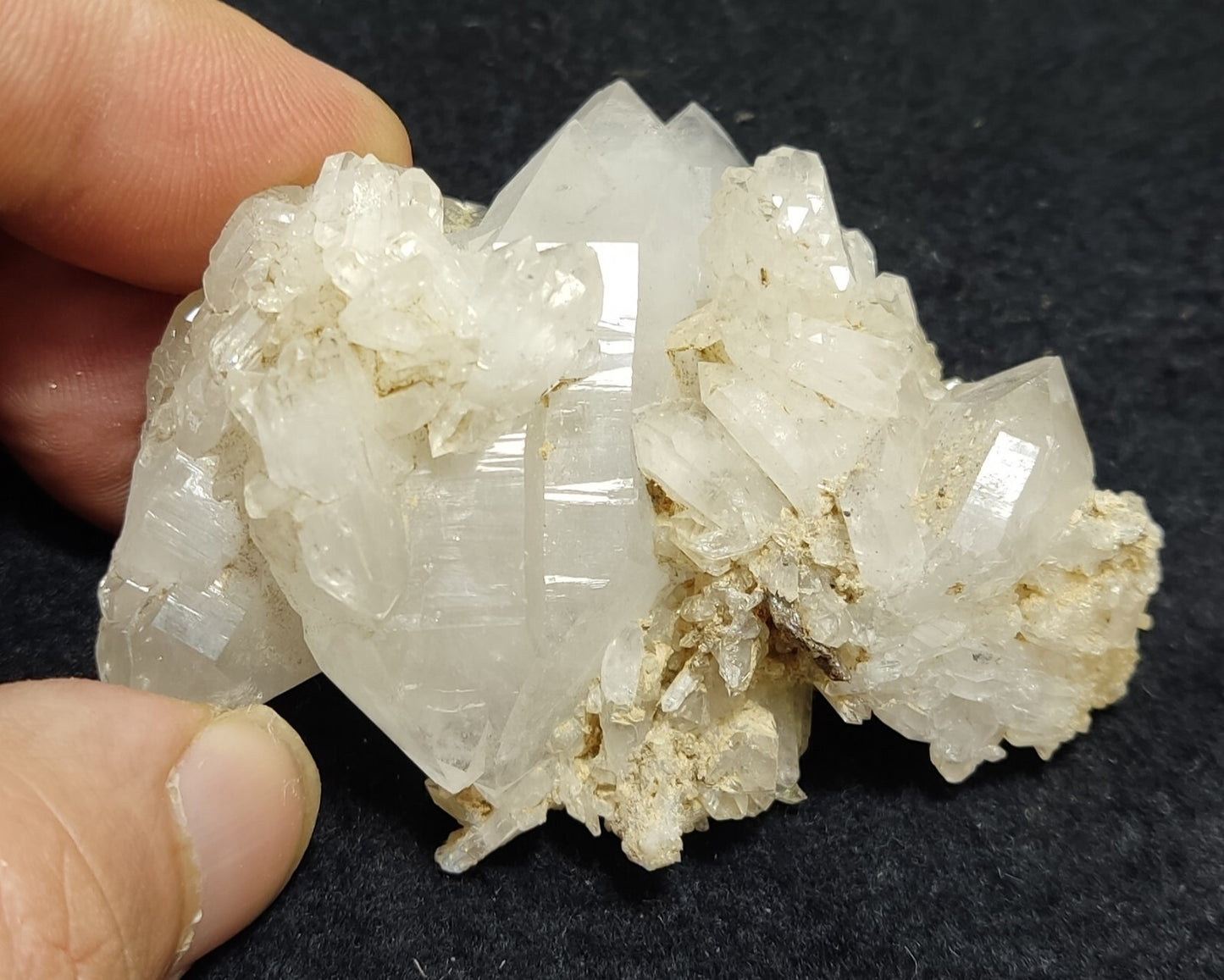 An amazing specimen of quartz cluster 84 grams