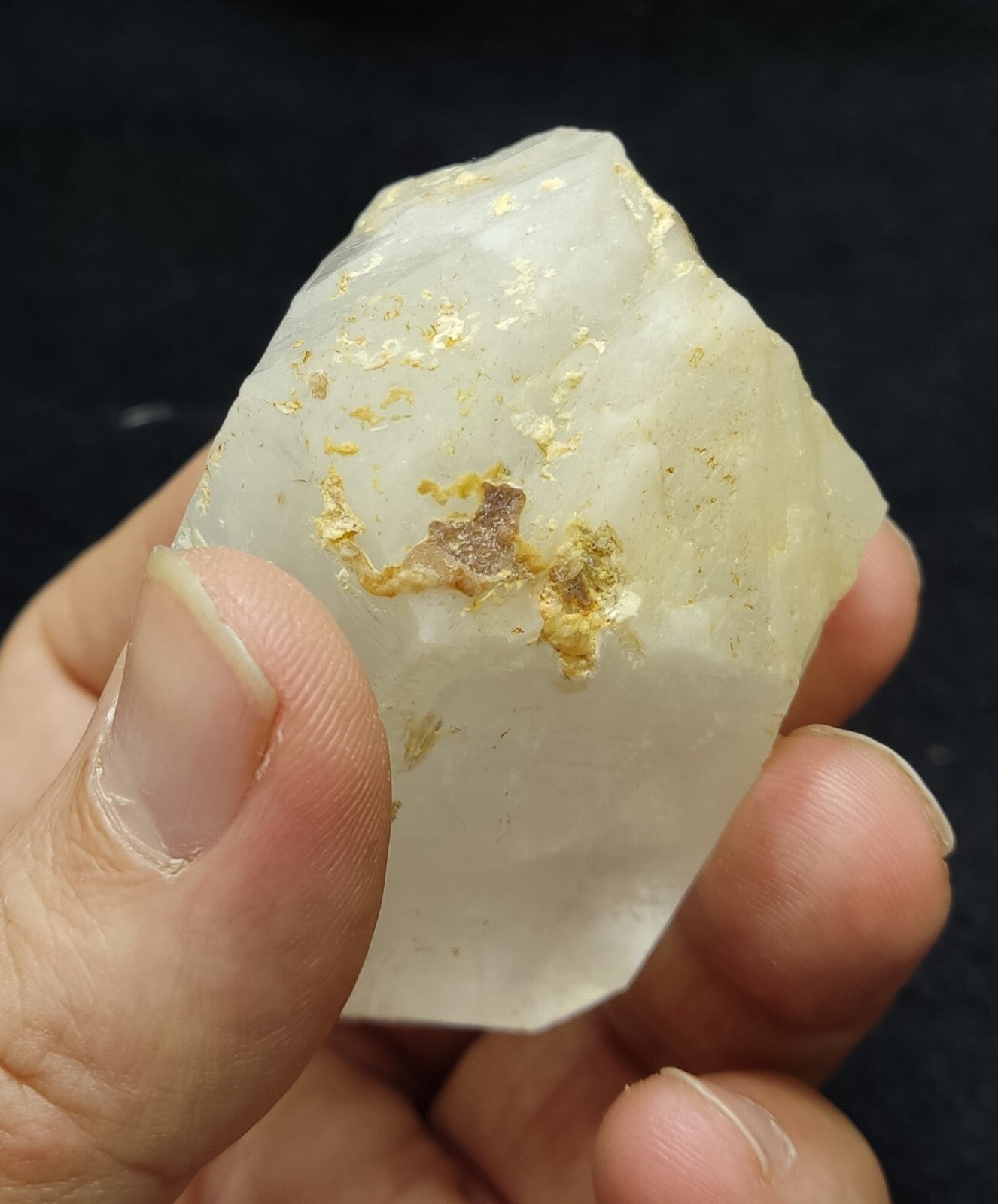 An Aesthetic specimen of quartz crystal specimen 162 grams