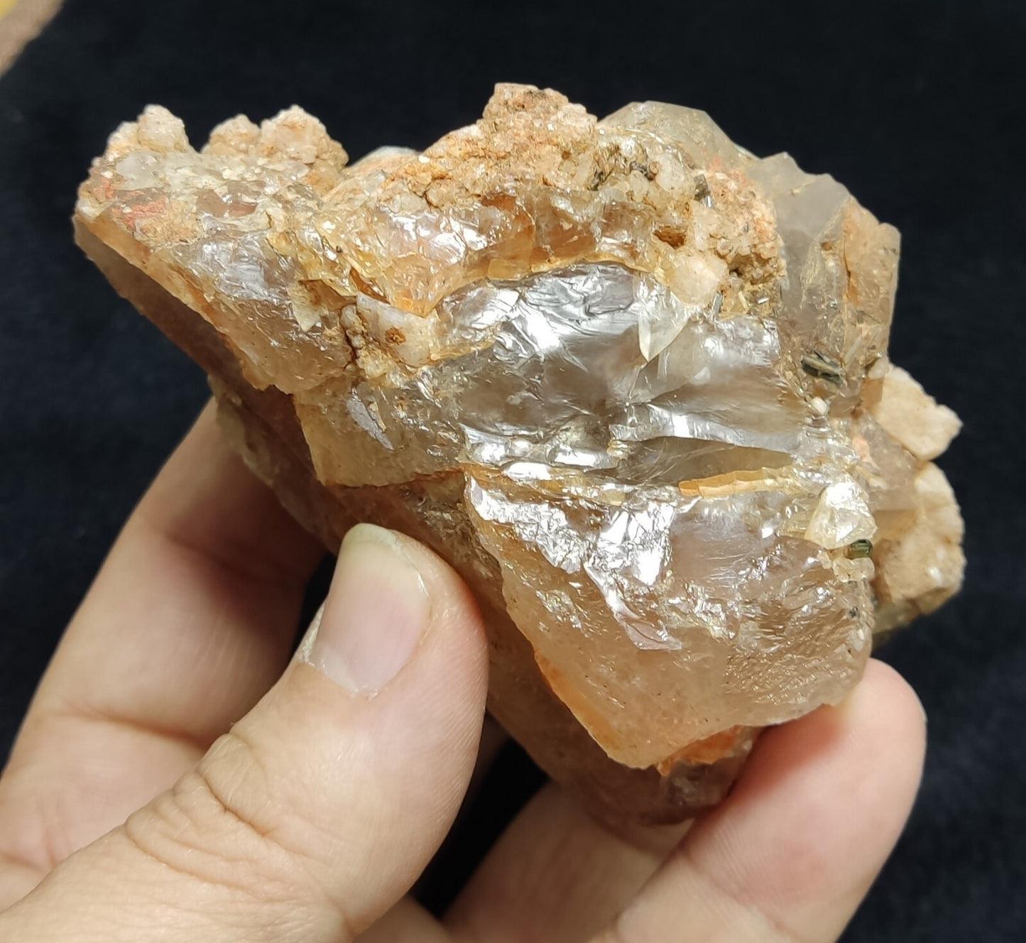 An Aesthetic terminated Quartz floater with aegirine 381 grams