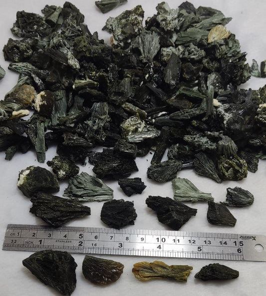 1000 grams epidote crystals