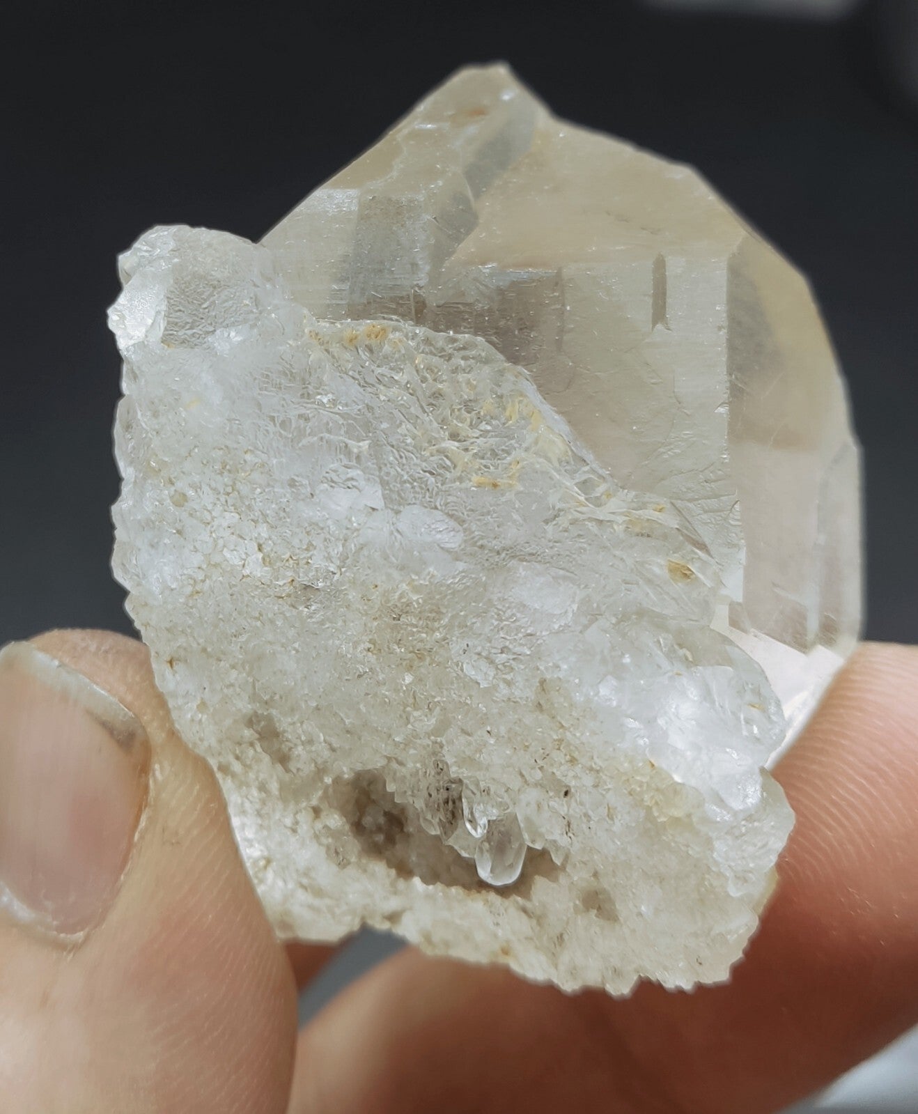 An Aesthetic terminated specimen of Quartz crystal 77 grams