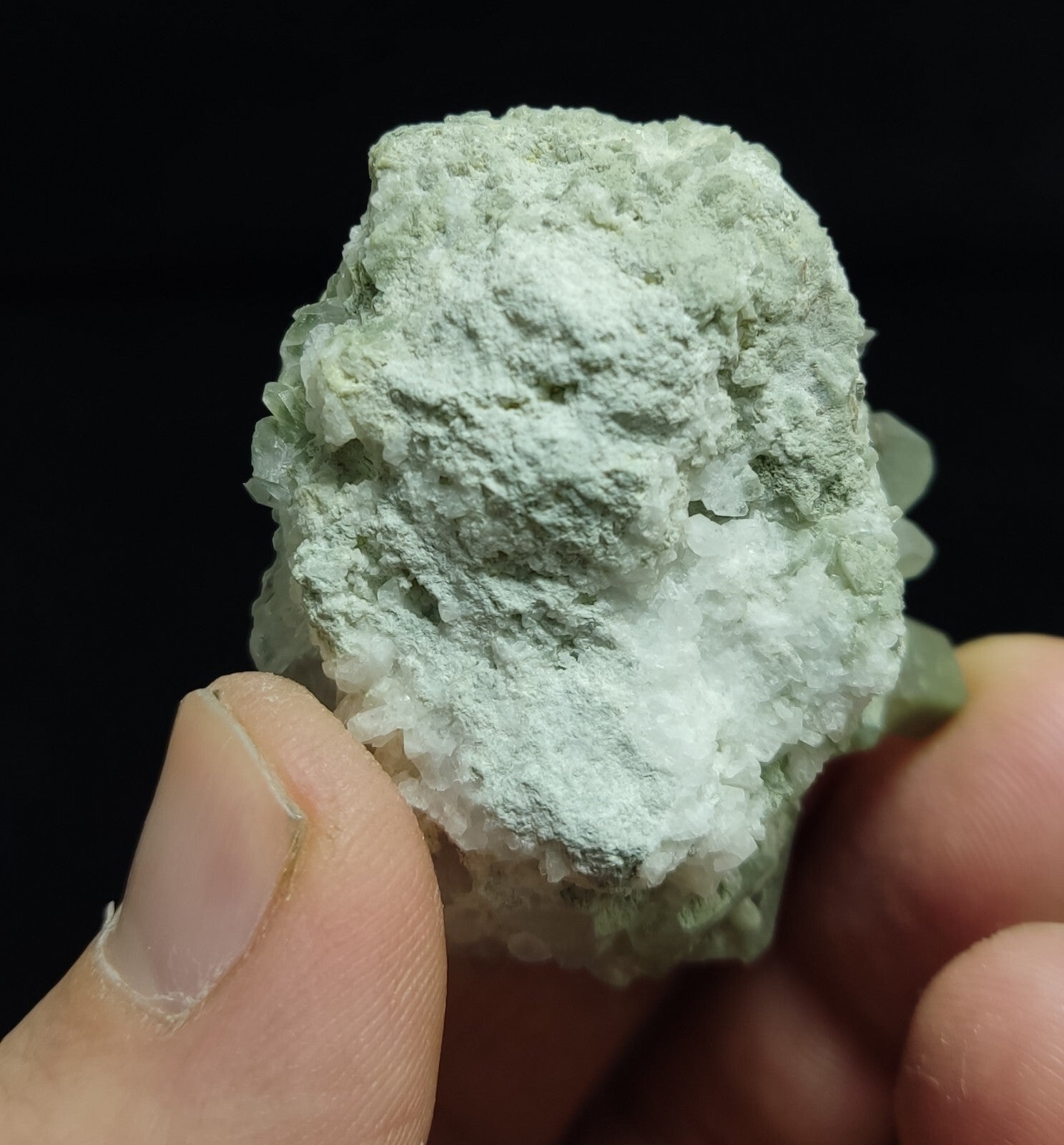 An Aesthetic terminated chlorite Quartz specimen with brookite 61 grams