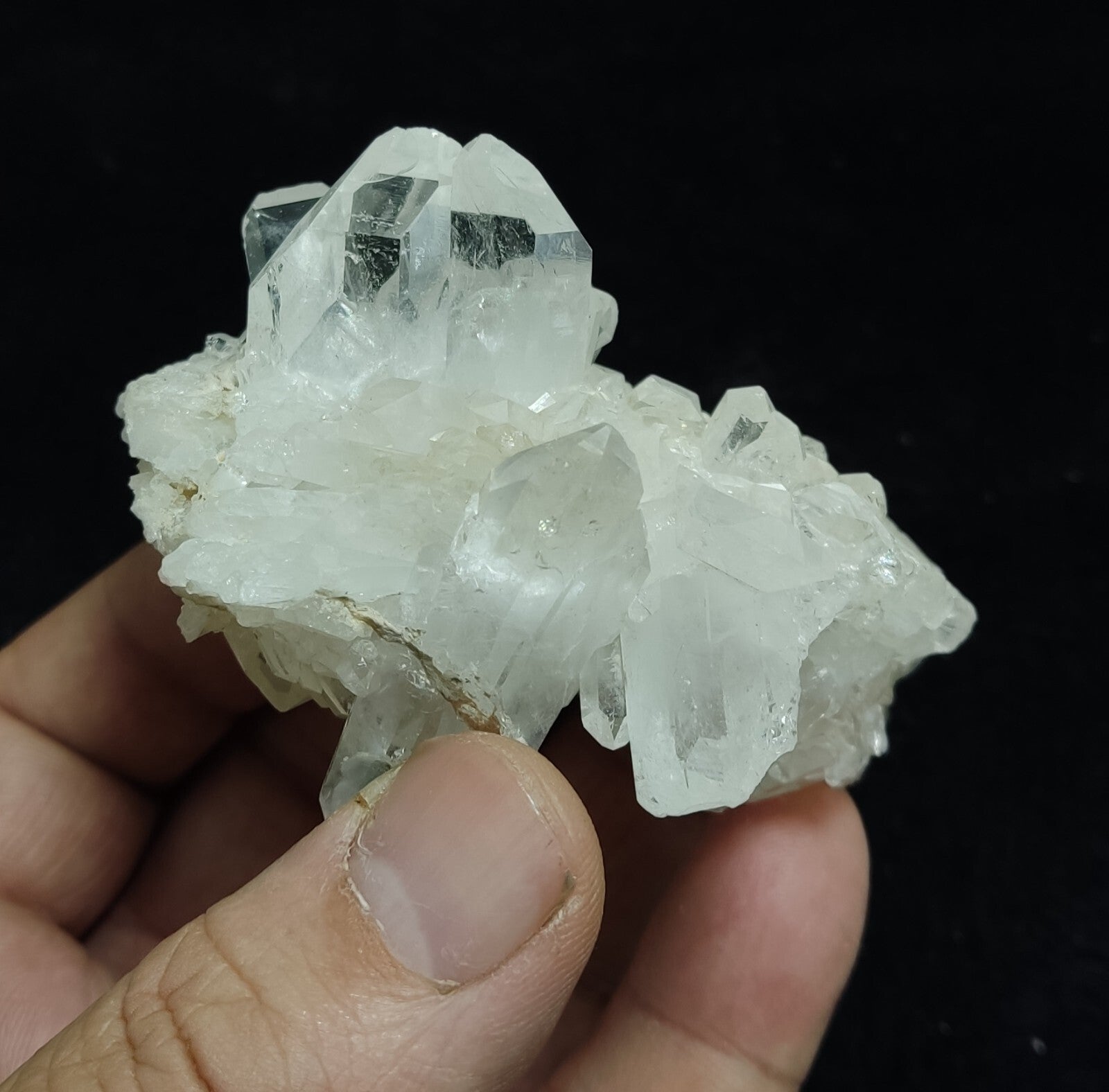 An amazing specimen of Quartz crystals specimen 148 grams