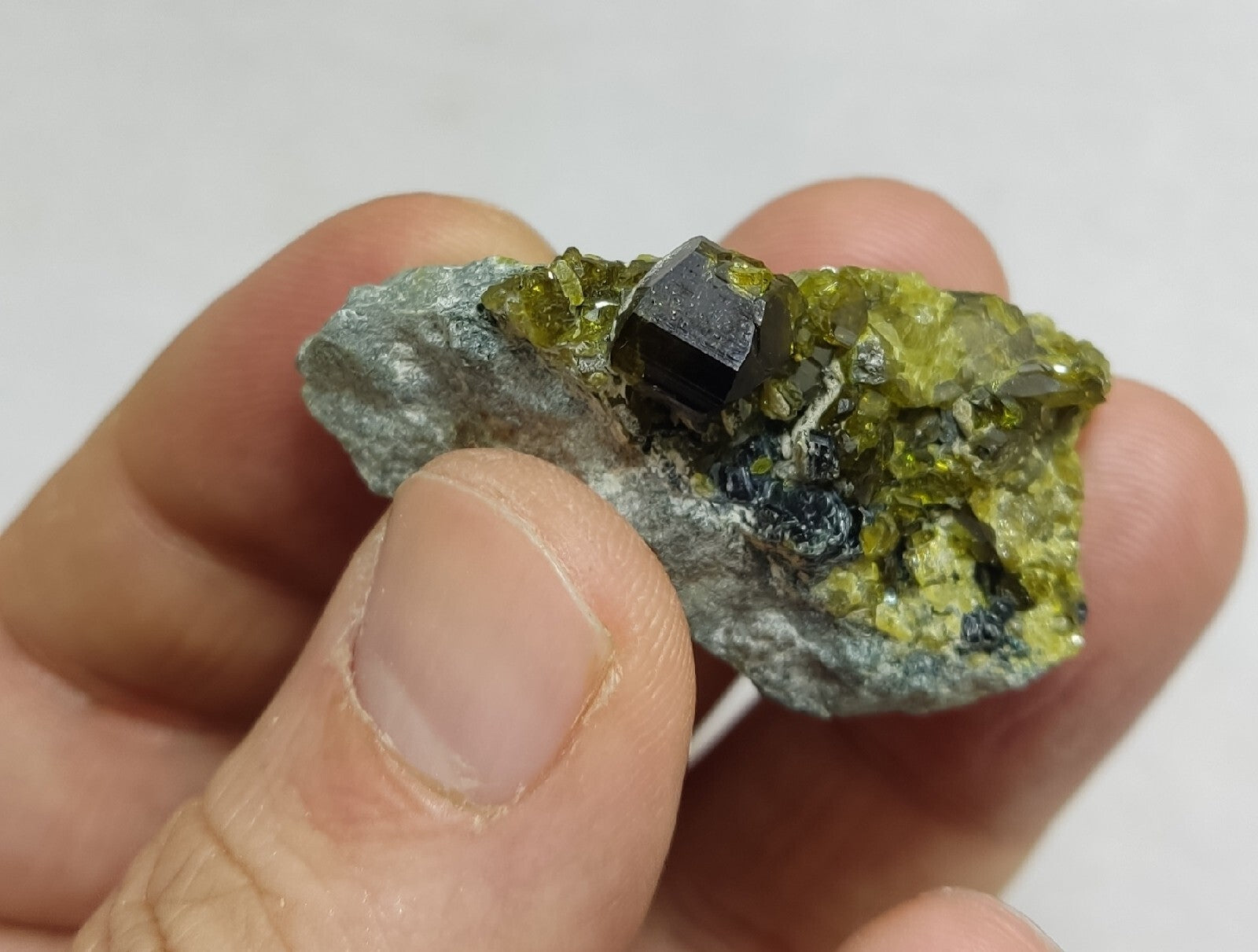 Green color epidotes on matrix 22 grams