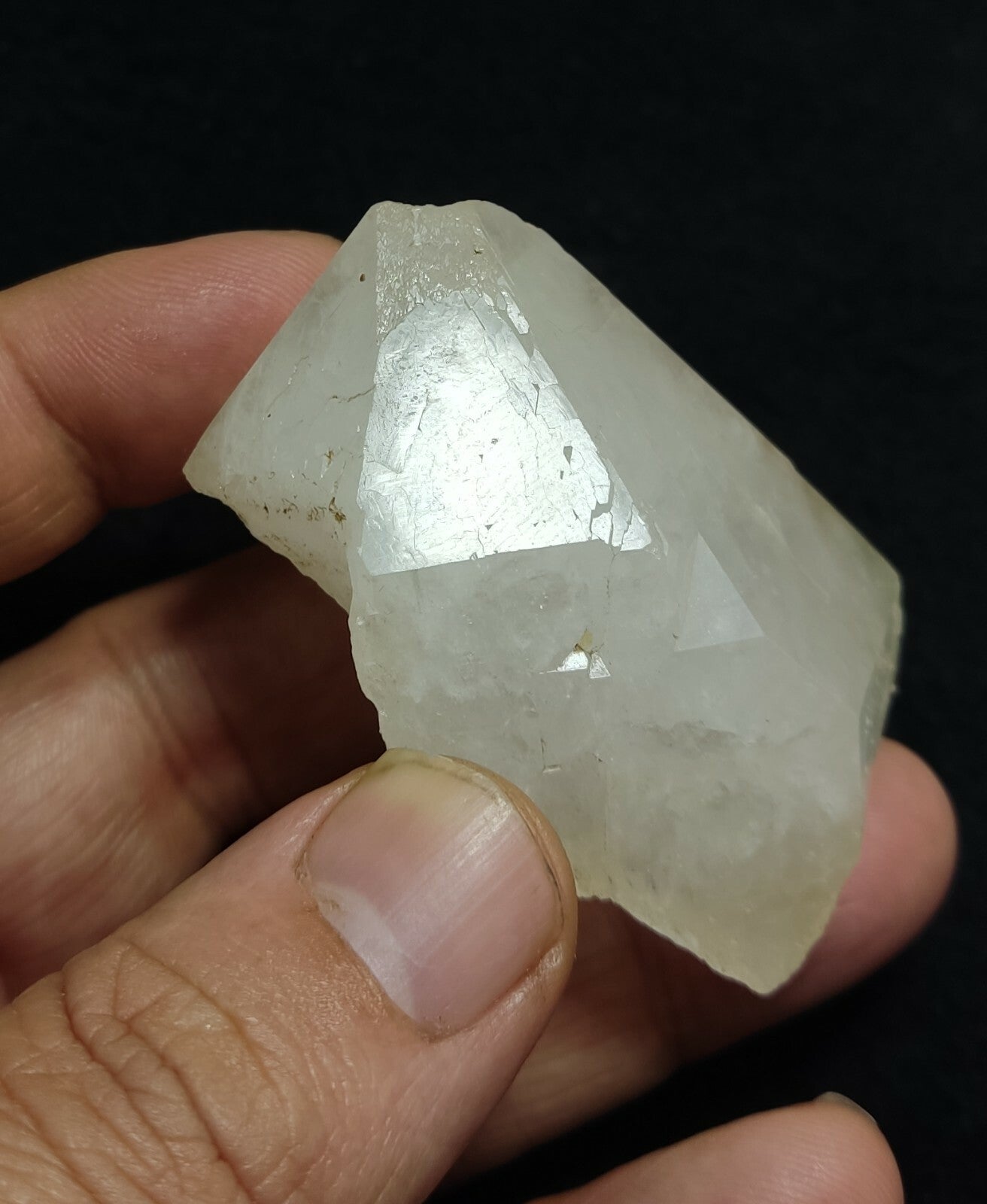 A very Aesthetic Natural beautifully terminated Quartz crystal 86 grams