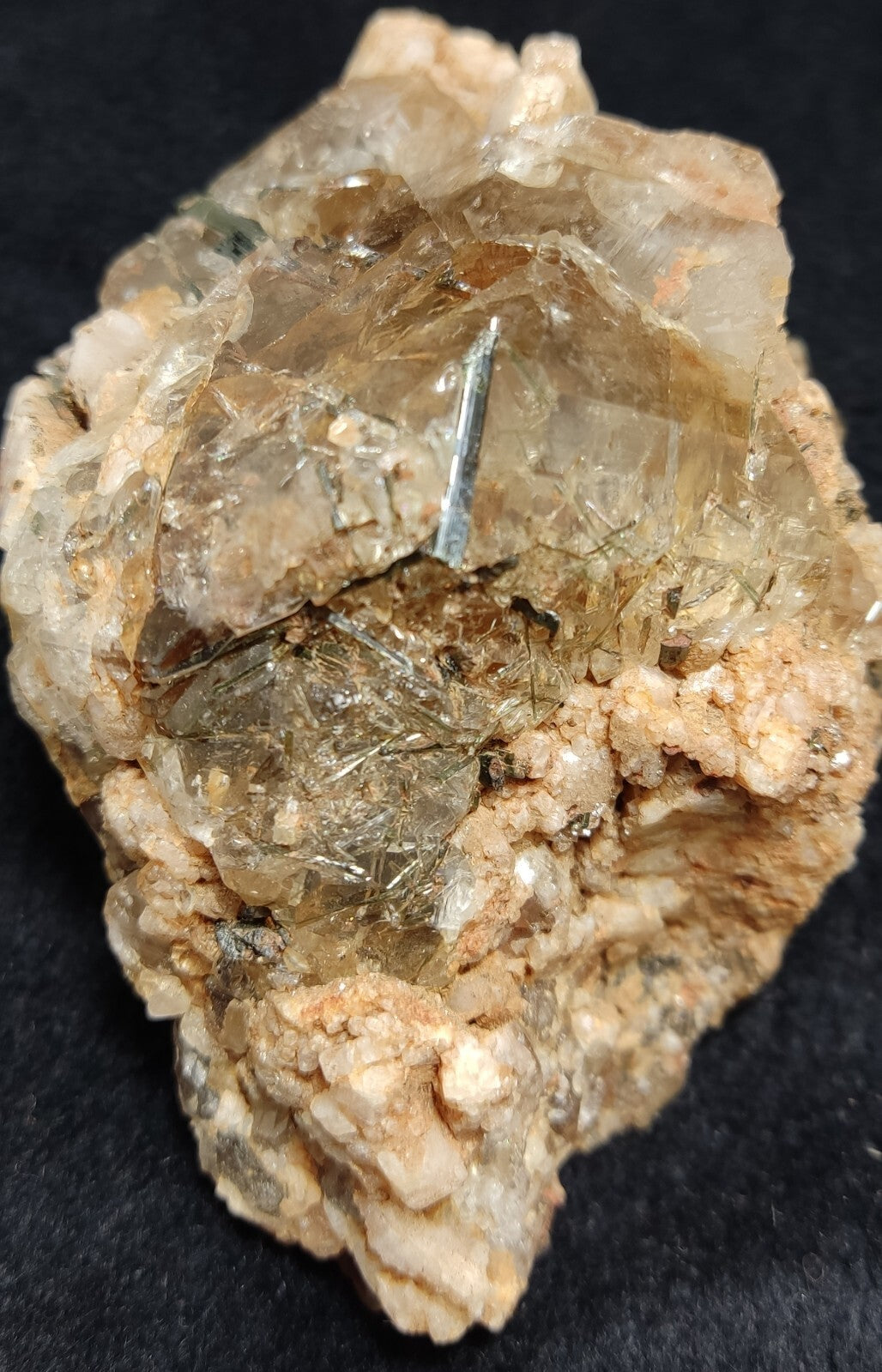 An Aesthetic terminated Quartz floater with aegirine 381 grams