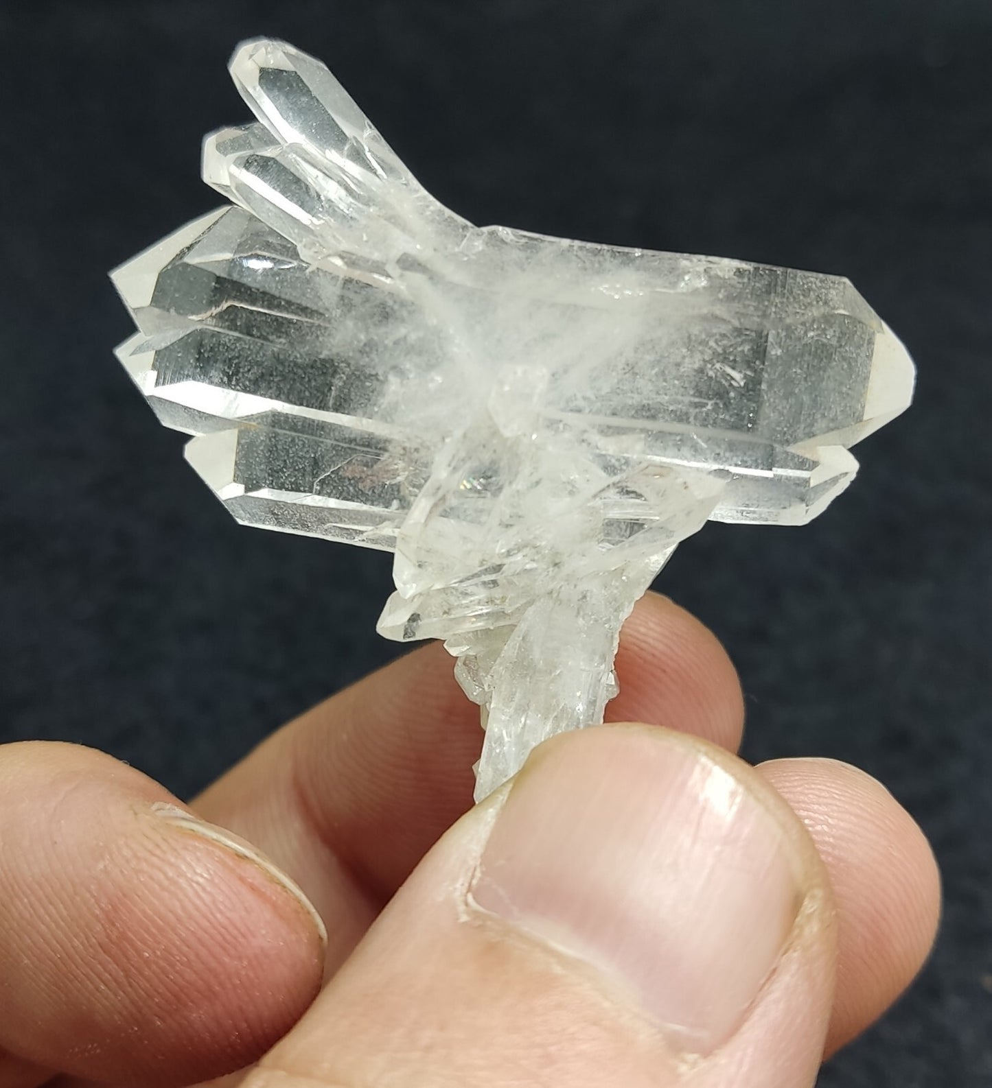 An Aesthetic terminated clear quartz cluster  17 grams